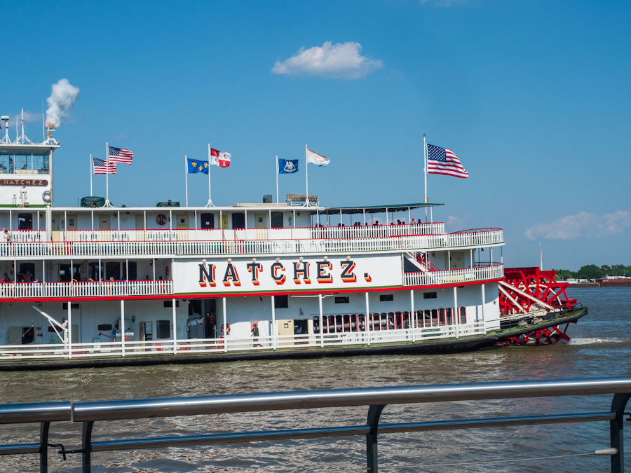 things to do in new orleans with kids -riverboat in new orleans - steamboat natchez