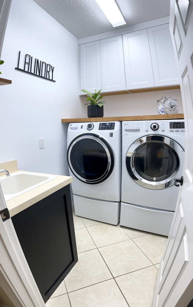 https://therxfortravel.com/wp-content/uploads/2022/01/laundry-room-makeover-black-and-white-laundry-room-decorating-a-laundry-room-2.jpg