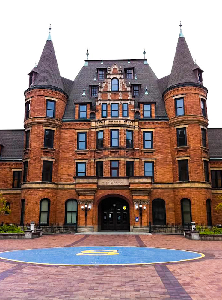 Did you know that you can visit the high school from the movie 10 Things I Hate About You? It's located in Tacoma, Washington so for this and other fun things to do in Tacoma, read the blog for all the details.