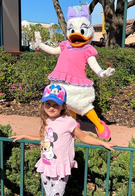 Kid in front of Daisy Duck at Disney's Hollywood Studios